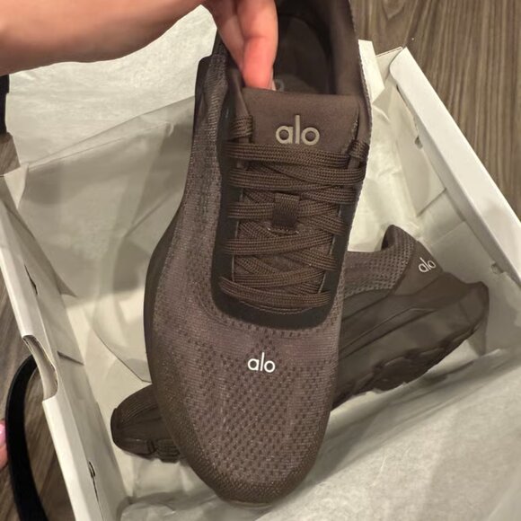 Alo Yoga Runner Sneaker Running Shoe in Espresso dark brown - Picture 4 of 5